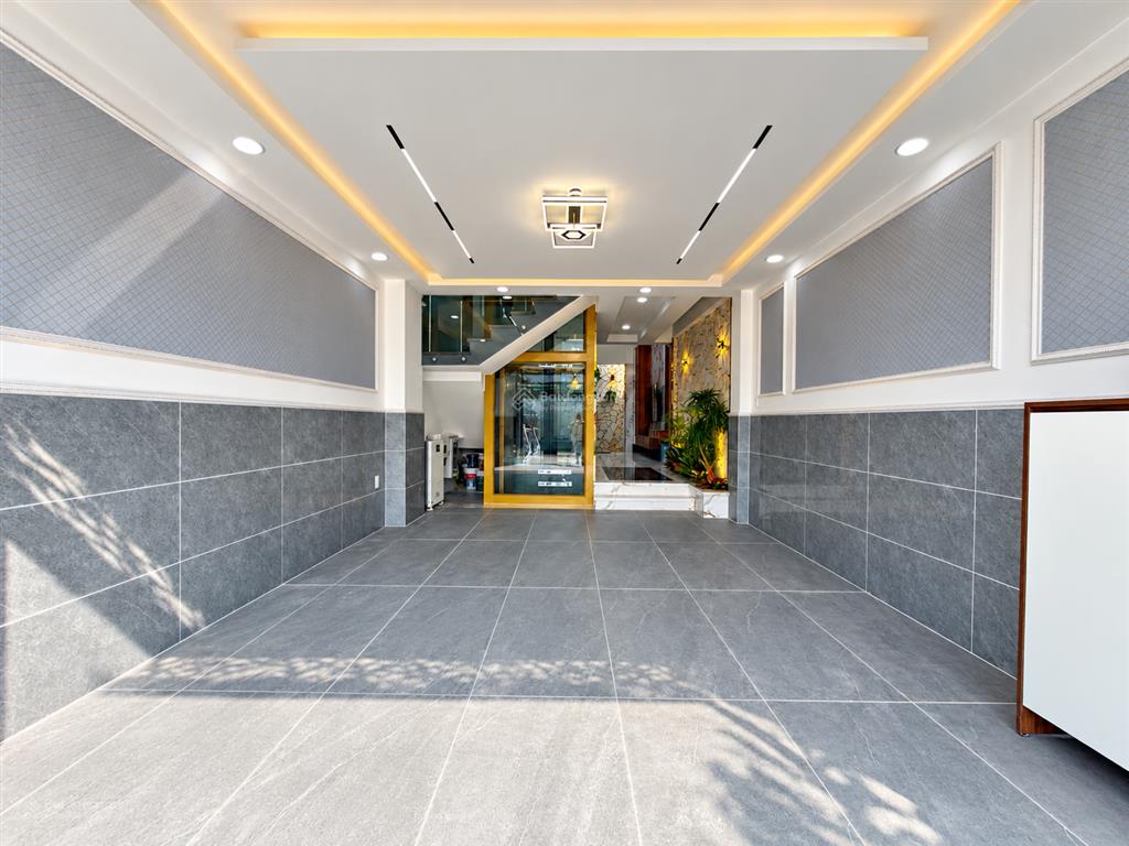 Nhà có thang máy, bên ngã tư ga, sát gò vấp, dt 4.2x14m, lửng, 4 lầu, 4pn, p.thờ, p.xông hơi, s.th