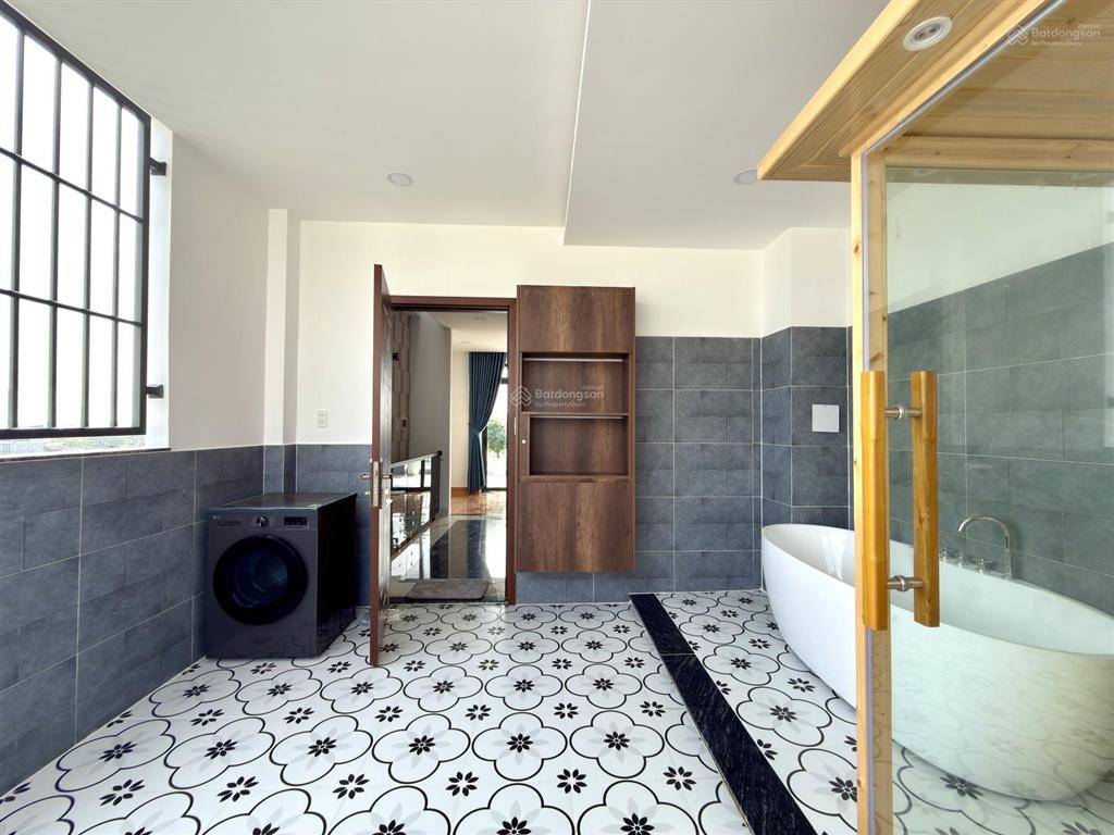 Nhà có thang máy, bên ngã tư ga, sát gò vấp, dt 4.2x14m, lửng, 4 lầu, 4pn, p.thờ, p.xông hơi, s.th