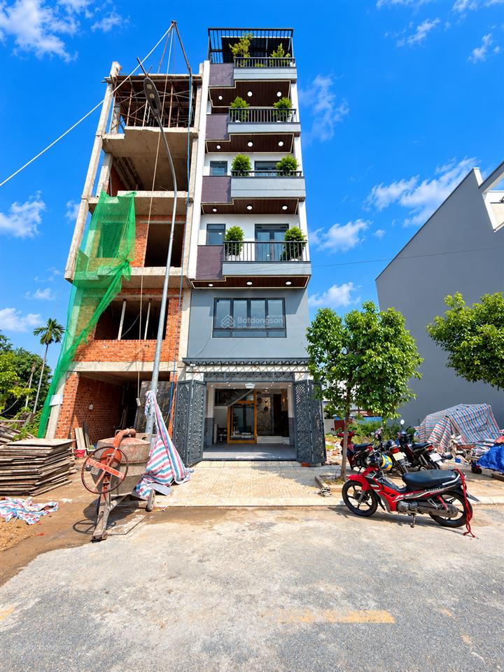 Nhà có thang máy, bên ngã tư ga, sát gò vấp, dt 4.2x14m, lửng, 4 lầu, 4pn, p.thờ, p.xông hơi, s.th