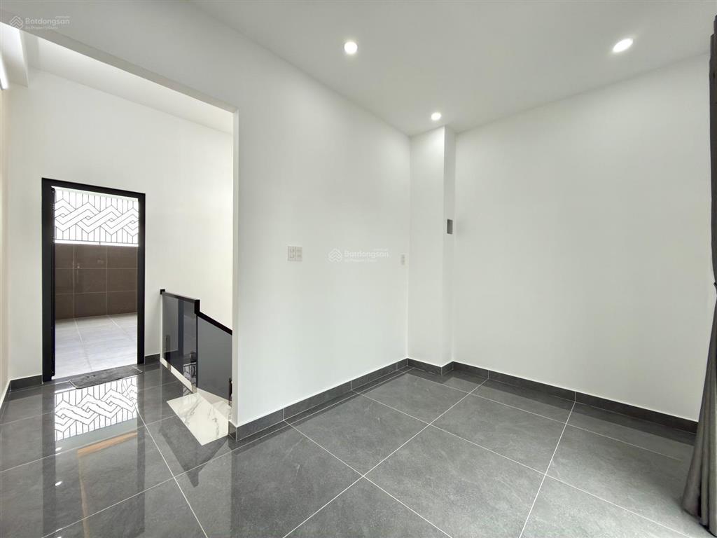 Nhà đường thông bên công viên, dt4x17m, lửng, 3 lầu, 4pn, 5vs, gara xe, p.thờ, s.thượng.