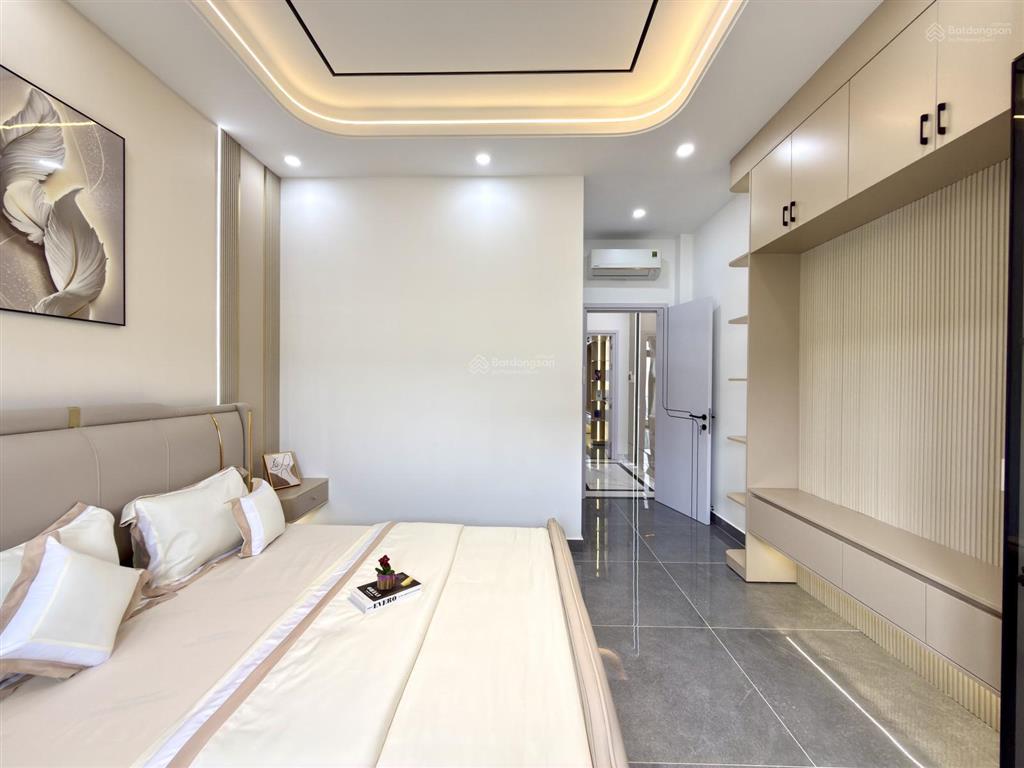 Nhà đường thông bên công viên, dt4x17m, lửng, 3 lầu, 4pn, 5vs, gara xe, p.thờ, s.thượng.