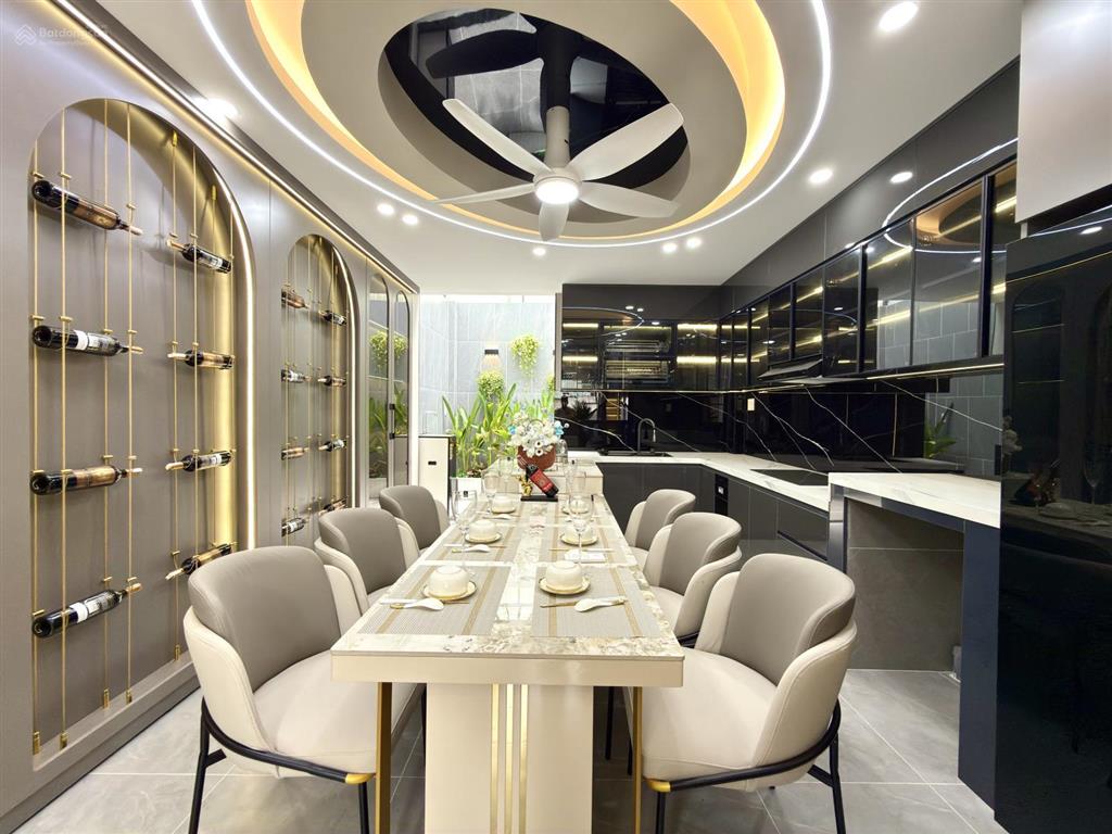 Nhà đường thông bên công viên, dt4x17m, lửng, 3 lầu, 4pn, 5vs, gara xe, p.thờ, s.thượng.