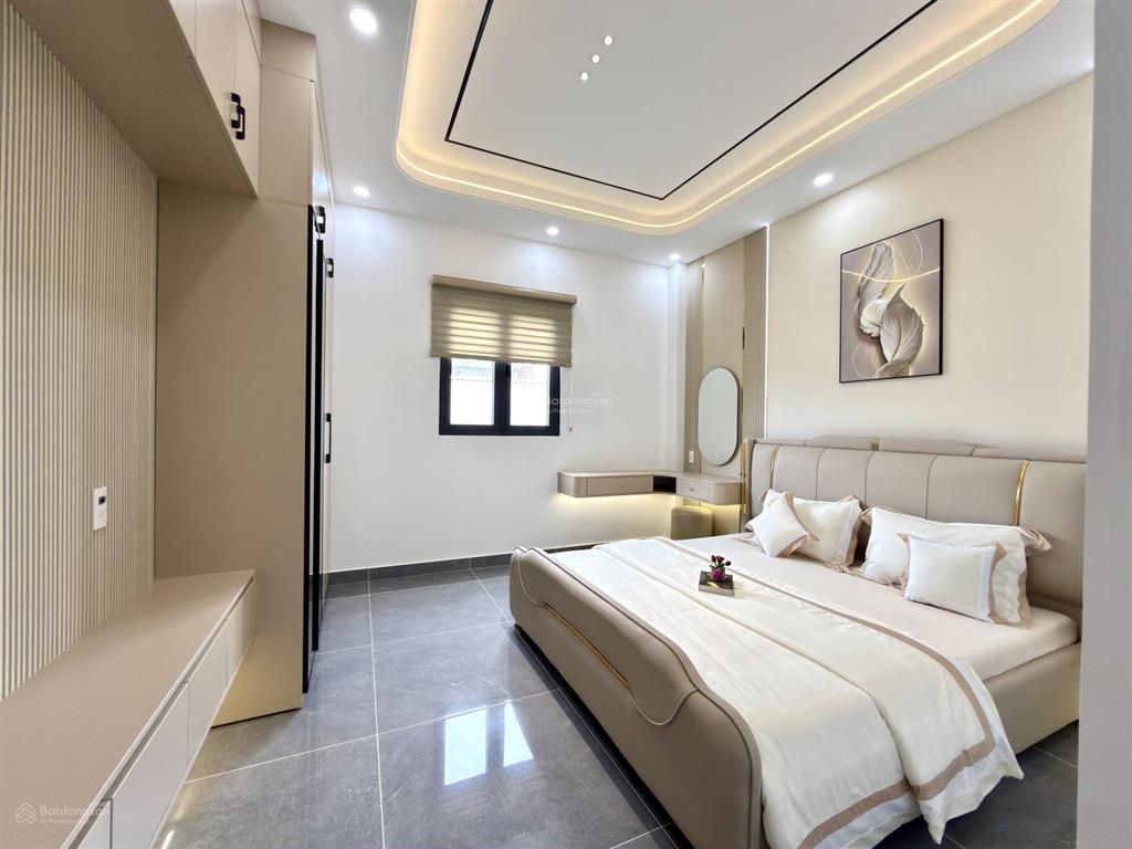 Nhà đường thông bên công viên, dt4x17m, lửng, 3 lầu, 4pn, 5vs, gara xe, p.thờ, s.thượng.