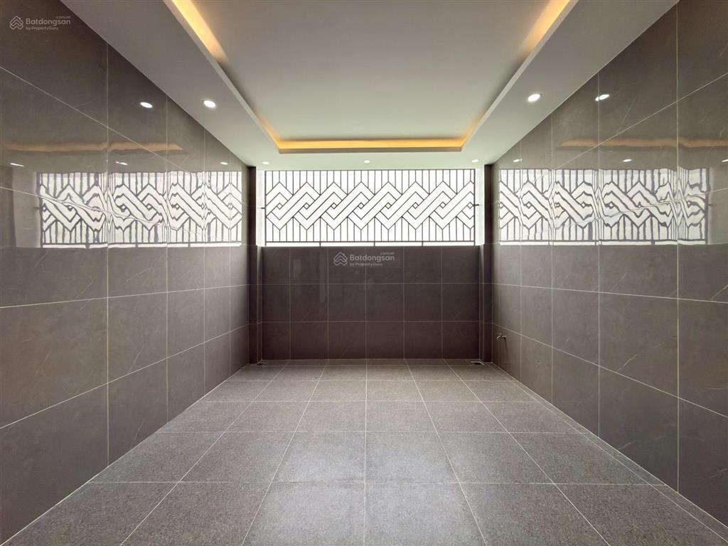 Nhà đường thông bên công viên, dt4x17m, lửng, 3 lầu, 4pn, 5vs, gara xe, p.thờ, s.thượng.