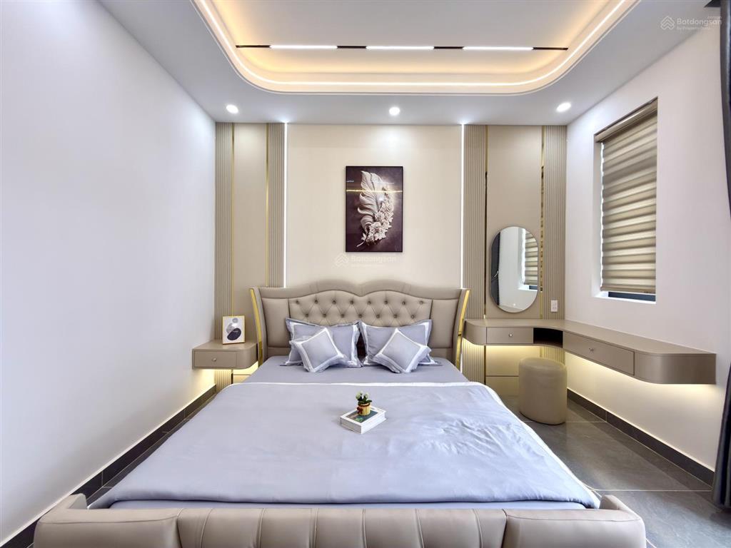 Nhà đường thông bên công viên, dt4x17m, lửng, 3 lầu, 4pn, 5vs, gara xe, p.thờ, s.thượng.