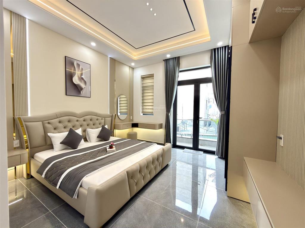 Nhà đường thông bên công viên, dt4x17m, lửng, 3 lầu, 4pn, 5vs, gara xe, p.thờ, s.thượng.