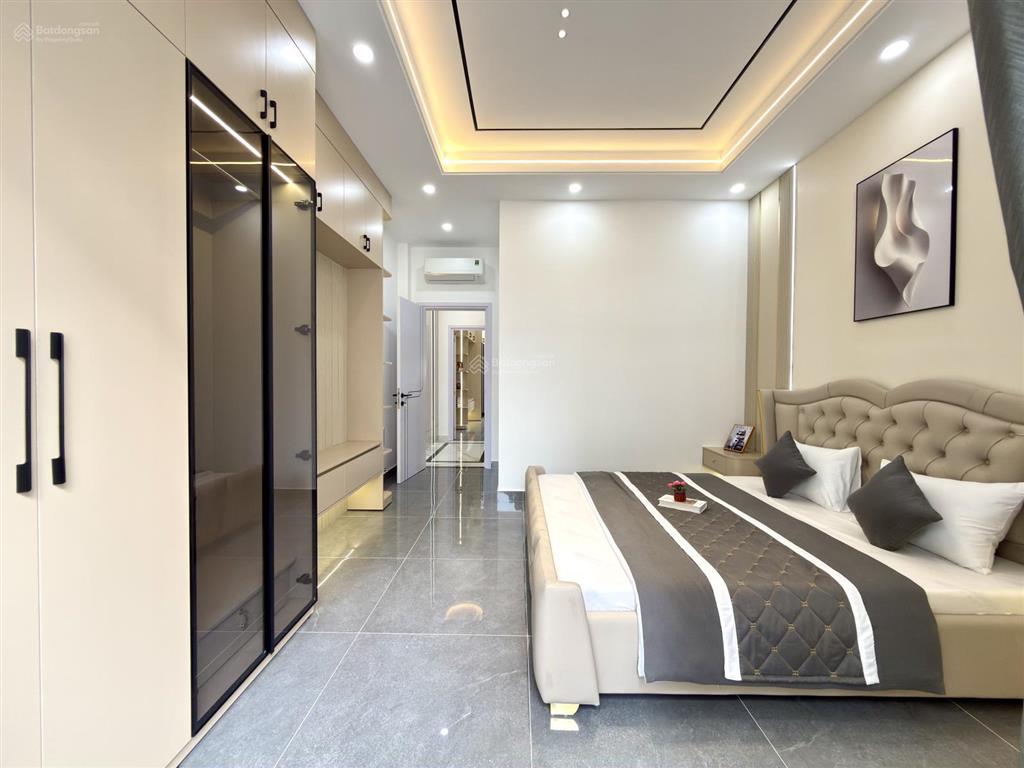 Nhà đường thông bên công viên, dt4x17m, lửng, 3 lầu, 4pn, 5vs, gara xe, p.thờ, s.thượng.