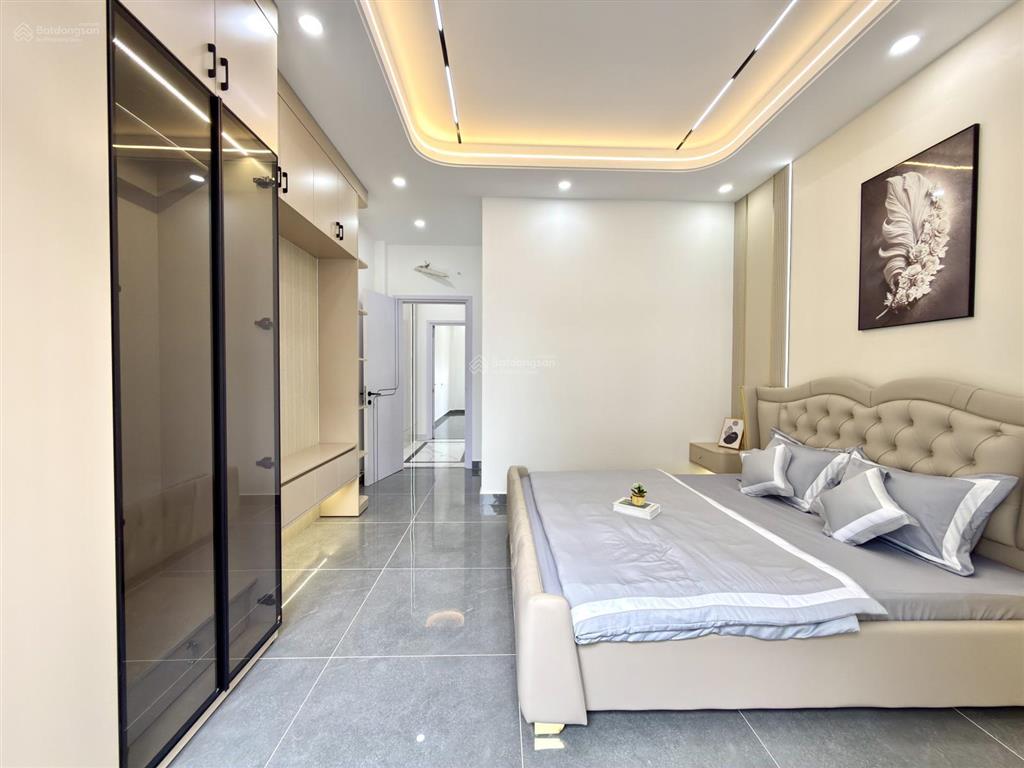 Nhà đường thông bên công viên, dt4x17m, lửng, 3 lầu, 4pn, 5vs, gara xe, p.thờ, s.thượng.