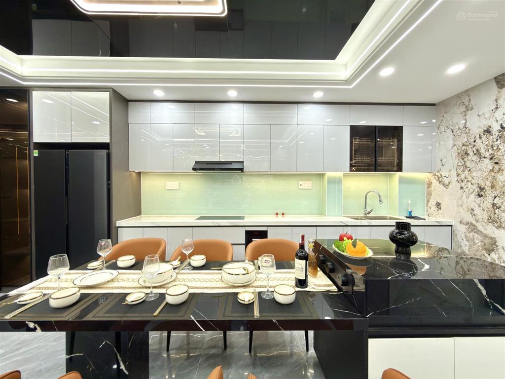 Nhà có thang máy, đối diện bvđk q.12, dt 4x19m, lửng, 3 lầu, 4pn, đường dương thị mười.