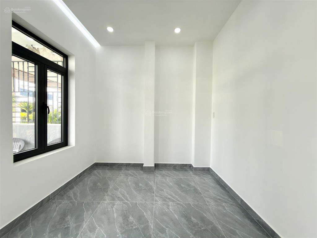 Nhà có thang máy, đối diện bvđk q.12, dt 4x19m, lửng, 3 lầu, 4pn, đường dương thị mười.