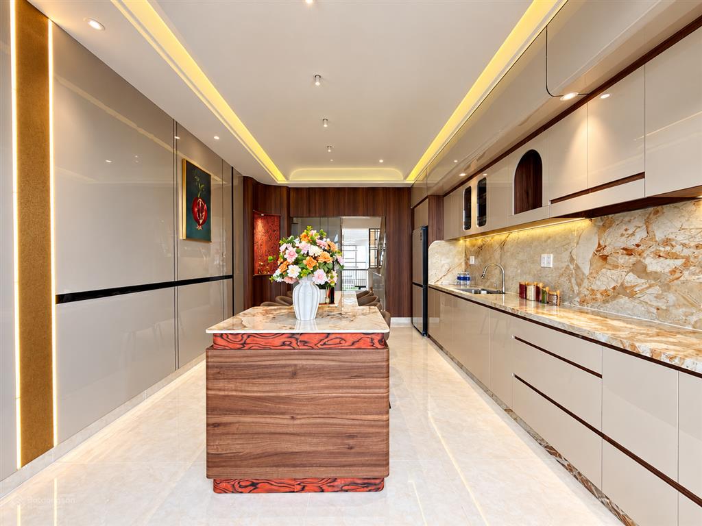 Nhà bên ubp, trường học, công viên, có thang máy, dt4x21m, lửng, 4 lầu, 5pn, p.thờ, s.thượng.