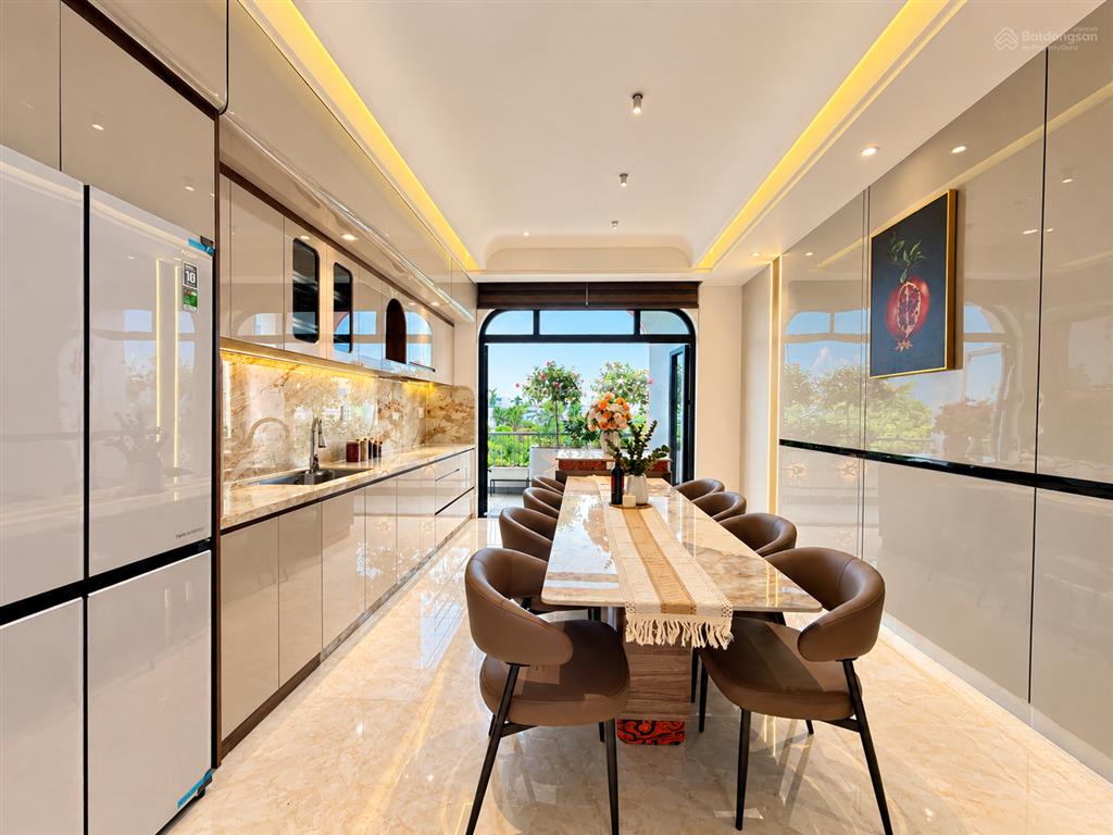 Nhà bên ubp, trường học, công viên, có thang máy, dt4x21m, lửng, 4 lầu, 5pn, p.thờ, s.thượng.