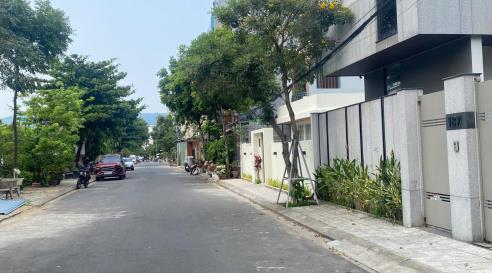 Lô đất mặt đường phó đức chính  100m2 kẹp góc cực thoáng ngay biển phước mỹ  giá tốt