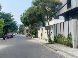 Lô đất mặt đường phó đức chính  100m2 kẹp góc cực thoáng ngay biển phước mỹ  giá tốt