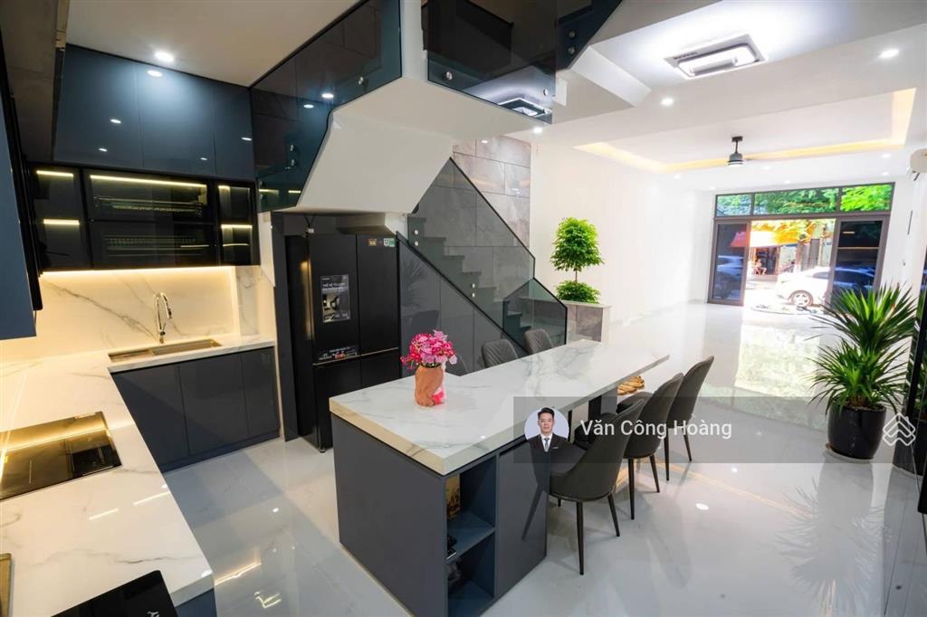 Căn nhà đẹp tầng đường 7.5m ngay bãi biển mân thái, chợ hải sản  103m2 rộng rãi  giá tốt