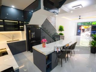 Căn nhà đẹp tầng đường 7.5m ngay bãi biển mân thái, chợ hải sản  103m2 rộng rãi  giá tốt