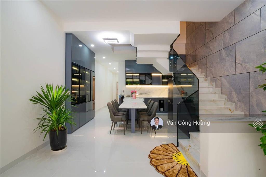 Căn nhà đẹp tầng đường 7.5m ngay bãi biển mân thái, chợ hải sản  103m2 rộng rãi  giá tốt