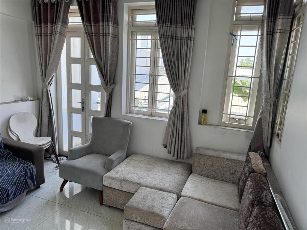 Cho thuê nhà đường 13, gần chợ linh xuân, 14 tr/th, 112m2, 3pn, 3wc, 2 tầng (1 trệt, 1 lầu, sân)