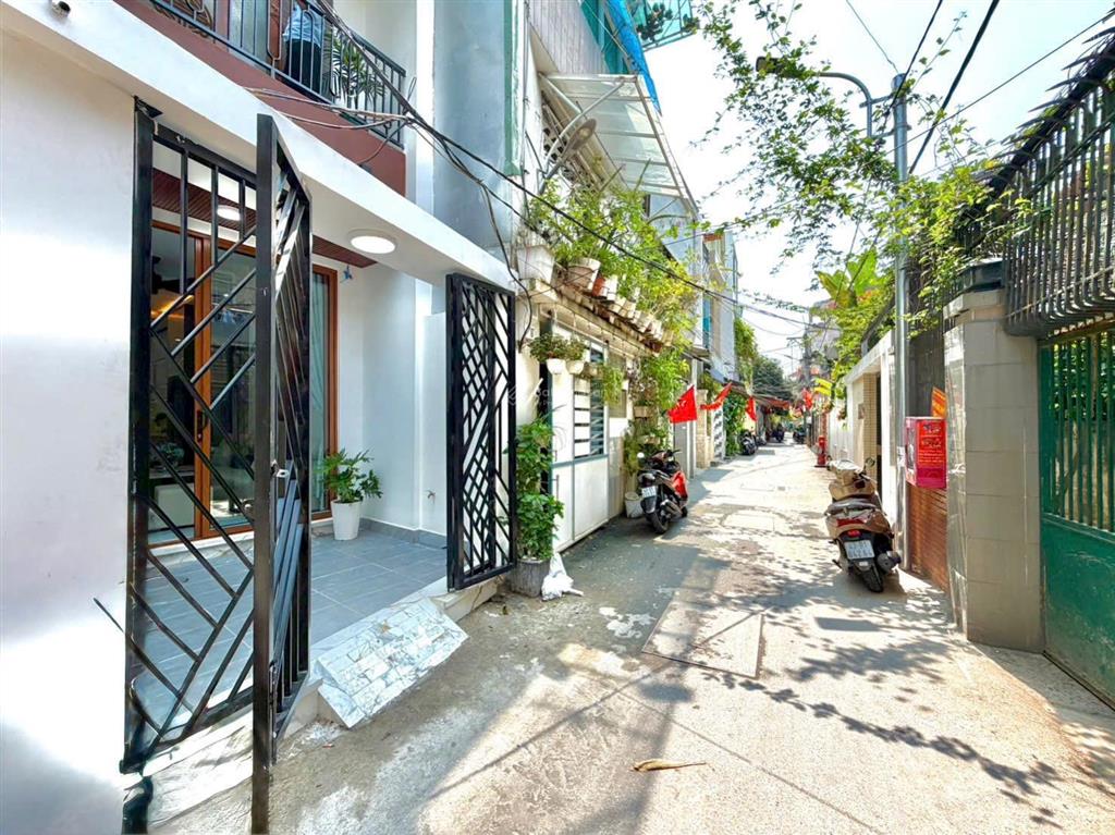 Bán gấp nhà 2 tầng mới xây, kiệt oto, gần biển, khu dân trí, sân xe rộng, đủ công năng