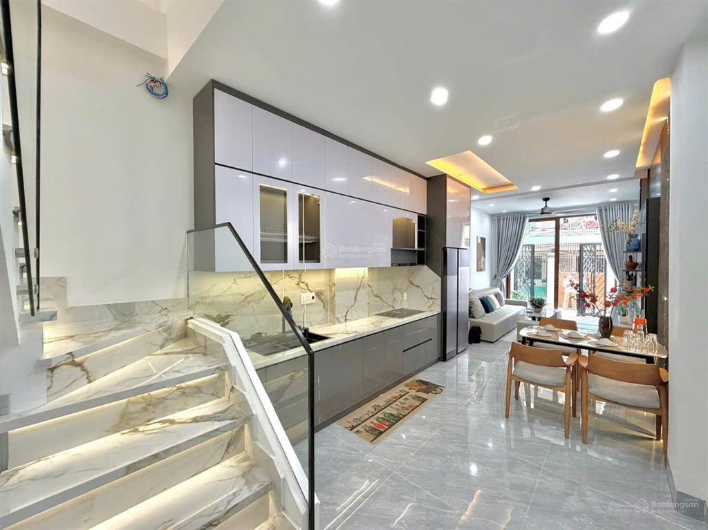 Bán gấp nhà 2 tầng mới xây, kiệt oto, gần biển, khu dân trí, sân xe rộng, đủ công năng