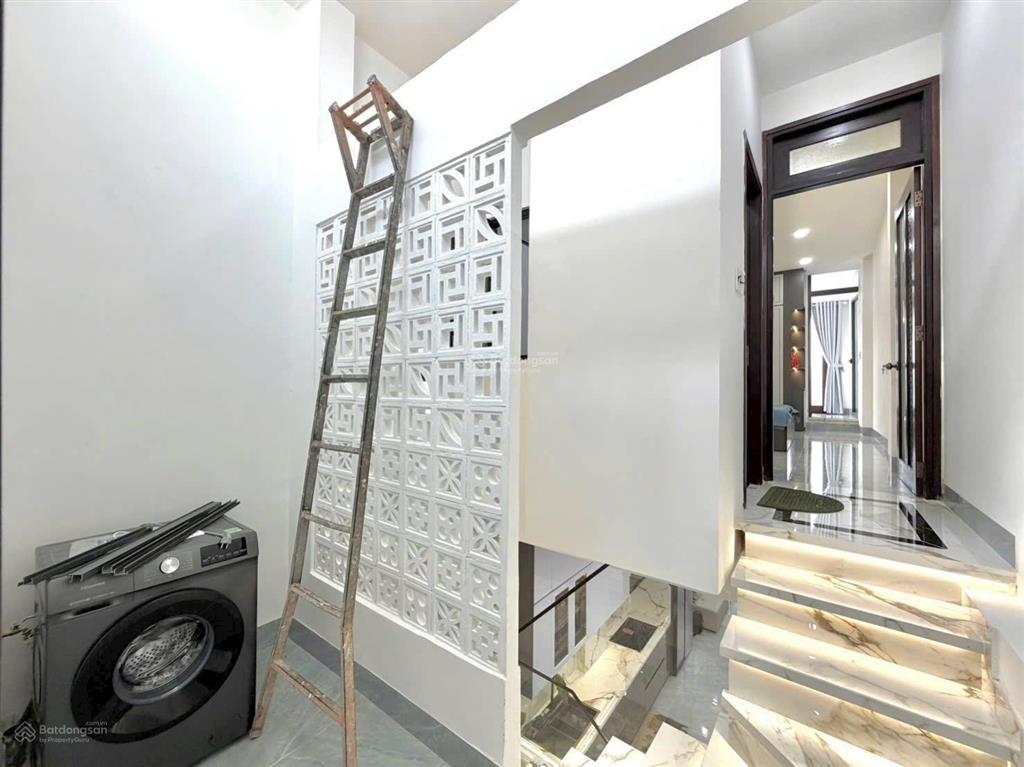 Bán gấp nhà 2 tầng mới xây, kiệt oto, gần biển, khu dân trí, sân xe rộng, đủ công năng