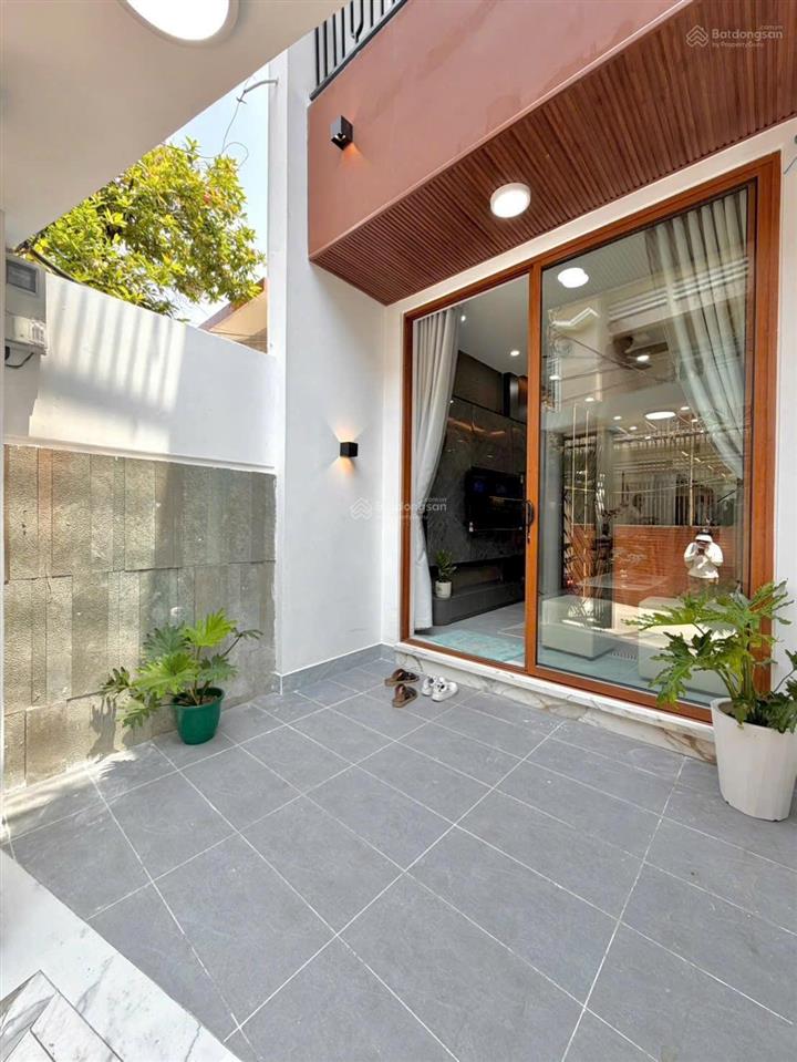 Bán gấp nhà 2 tầng mới xây, kiệt oto, gần biển, khu dân trí, sân xe rộng, đủ công năng