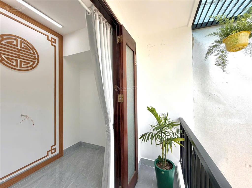 Bán gấp nhà 2 tầng mới xây, kiệt oto, gần biển, khu dân trí, sân xe rộng, đủ công năng