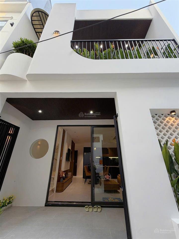 Bán gấp nhà 2 mặt kiệt gần biển, đủ tiện ích xung quanh, 3pn, hướng chính đông bắc, tặng nội thất