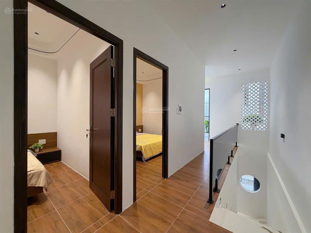 Bán gấp nhà 2 mặt kiệt gần biển, đủ tiện ích xung quanh, 3pn, hướng chính đông bắc, tặng nội thất