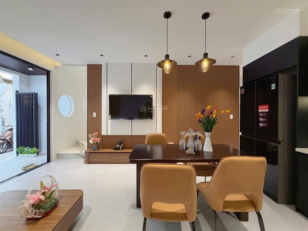 Bán gấp nhà 2 mặt kiệt gần biển, đủ tiện ích xung quanh, 3pn, hướng chính đông bắc, tặng nội thất