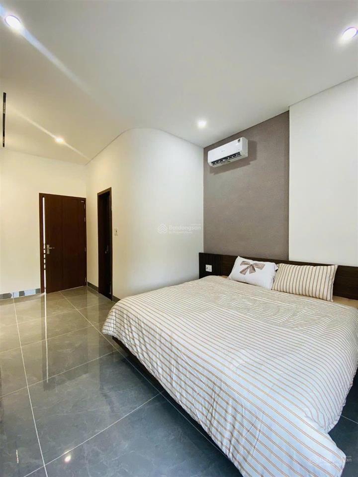 Bán gấp nhà 3 tầng cách biển 150m, sân đậu oto, nhà xây mới, fill nội thất, mặt tiền 7m5 giá tốt