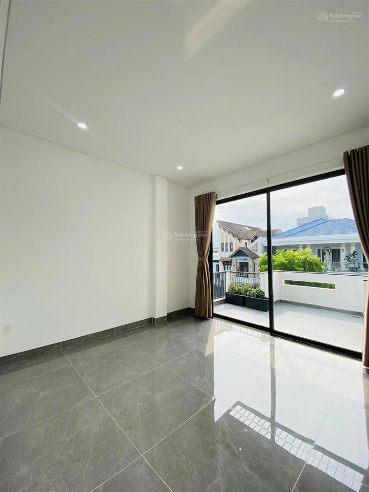 Bán gấp nhà 3 tầng cách biển 150m, sân đậu oto, nhà xây mới, fill nội thất, mặt tiền 7m5 giá tốt