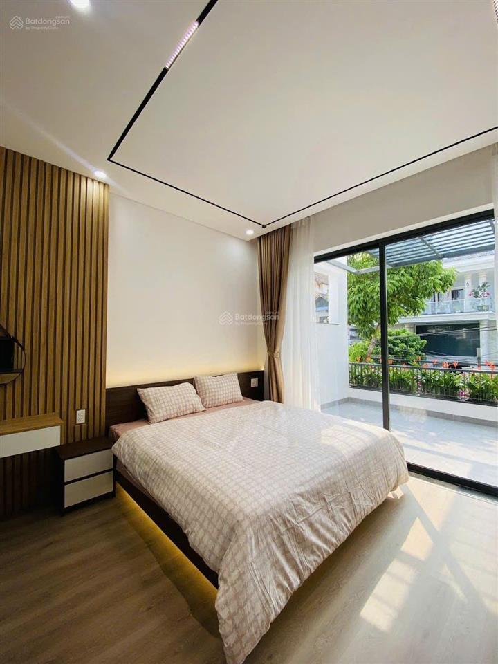 Bán gấp nhà 3 tầng cách biển 150m, sân đậu oto, nhà xây mới, fill nội thất, mặt tiền 7m5 giá tốt