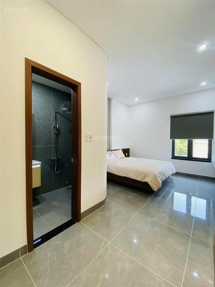 Bán gấp nhà 3 tầng cách biển 150m, sân đậu oto, nhà xây mới, fill nội thất, mặt tiền 7m5 giá tốt