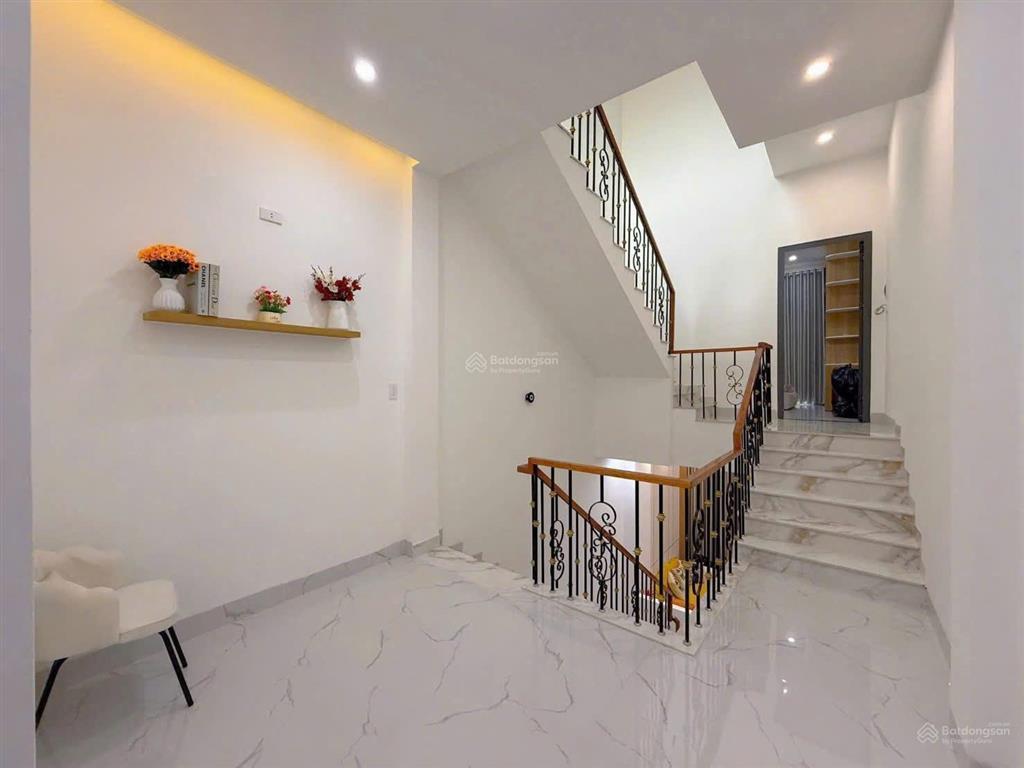 Bán nhanh nhà 3 tầng, đầy đủ nội thất, công năng đầy đủ, khu dân trí cao, đủ tiện ích, có bớt