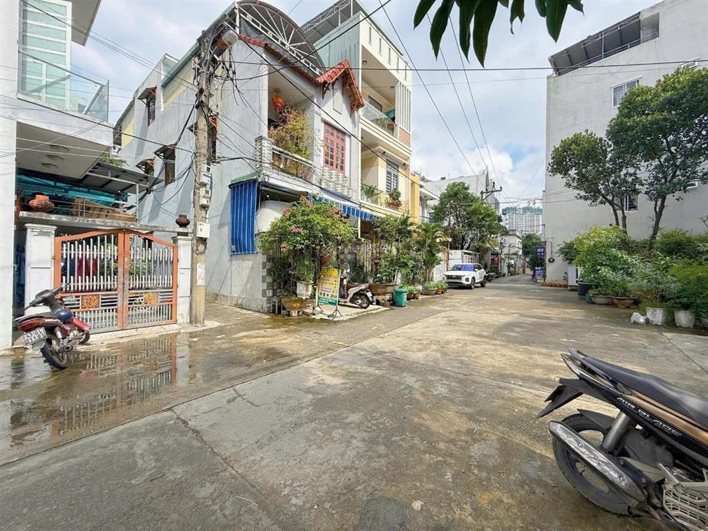 Bán nhanh nhà 3 tầng, đầy đủ nội thất, công năng đầy đủ, khu dân trí cao, đủ tiện ích, có bớt