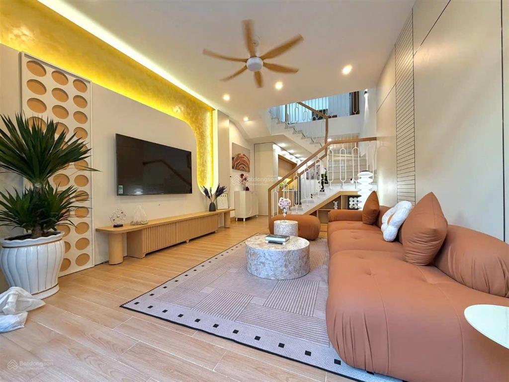 Bán nhanh nhà 3 tầng xây mới, thiết kế hiện đại, đủ tiện ích, có giếng trời, sân phơi, giá tốt
