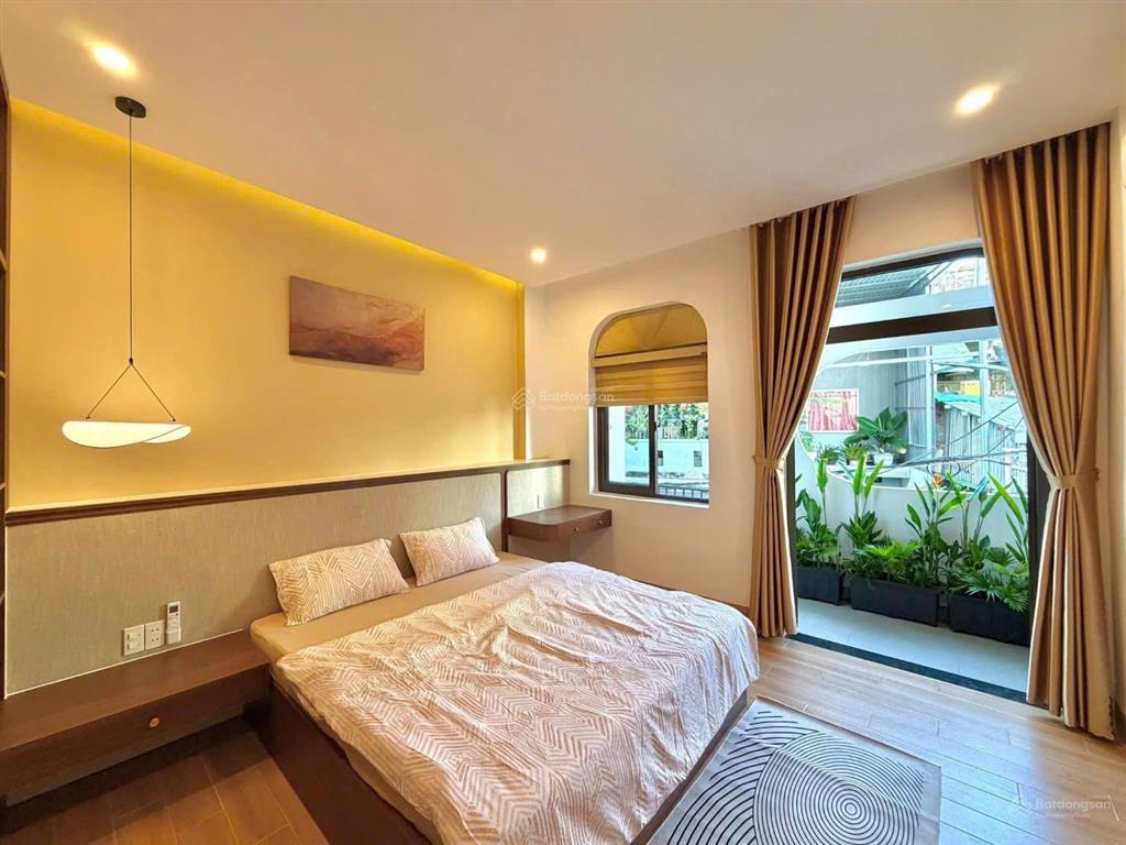 Bán nhanh nhà 3 tầng xây mới, thiết kế hiện đại, đủ tiện ích, có giếng trời, sân phơi, giá tốt