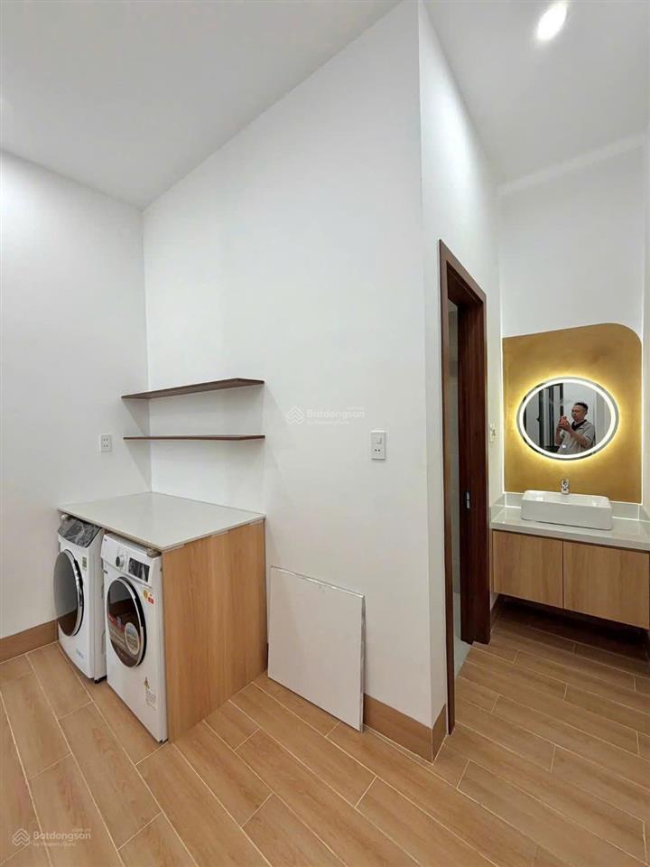 Bán nhanh nhà 3 tầng xây mới, thiết kế hiện đại, đủ tiện ích, có giếng trời, sân phơi, giá tốt
