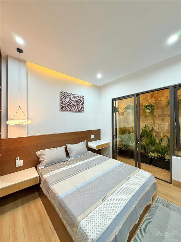 Bán nhanh nhà 3 tầng xây mới, thiết kế hiện đại, đủ tiện ích, có giếng trời, sân phơi, giá tốt