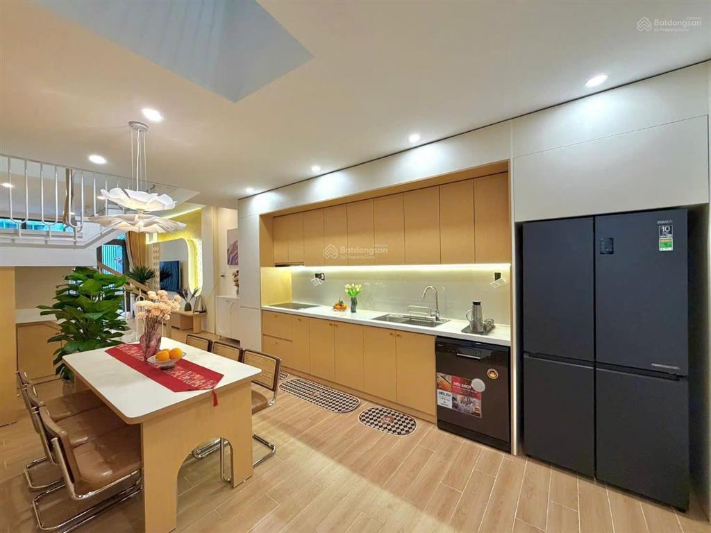 Bán nhanh nhà 3 tầng xây mới, thiết kế hiện đại, đủ tiện ích, có giếng trời, sân phơi, giá tốt