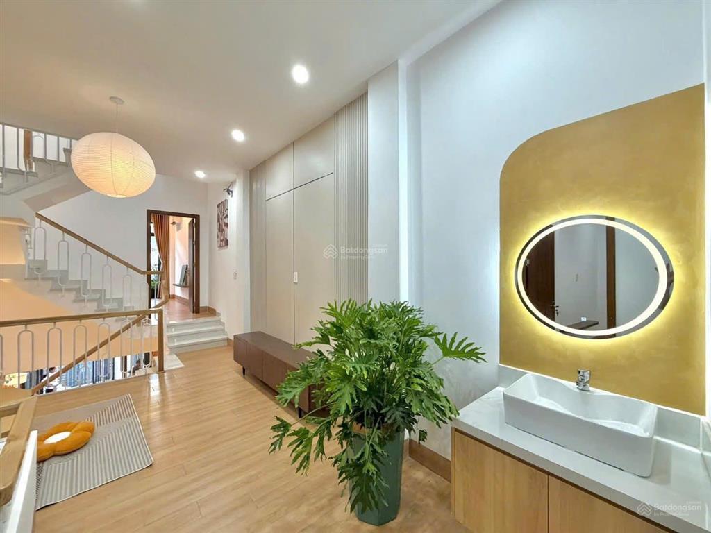 Bán nhanh nhà 3 tầng xây mới, thiết kế hiện đại, đủ tiện ích, có giếng trời, sân phơi, giá tốt