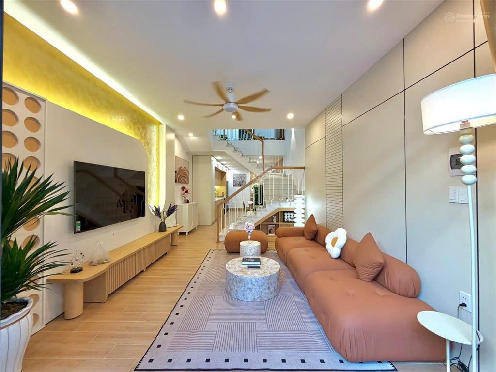 Bán nhanh nhà 3 tầng xây mới, thiết kế hiện đại, đủ tiện ích, có giếng trời, sân phơi, giá tốt