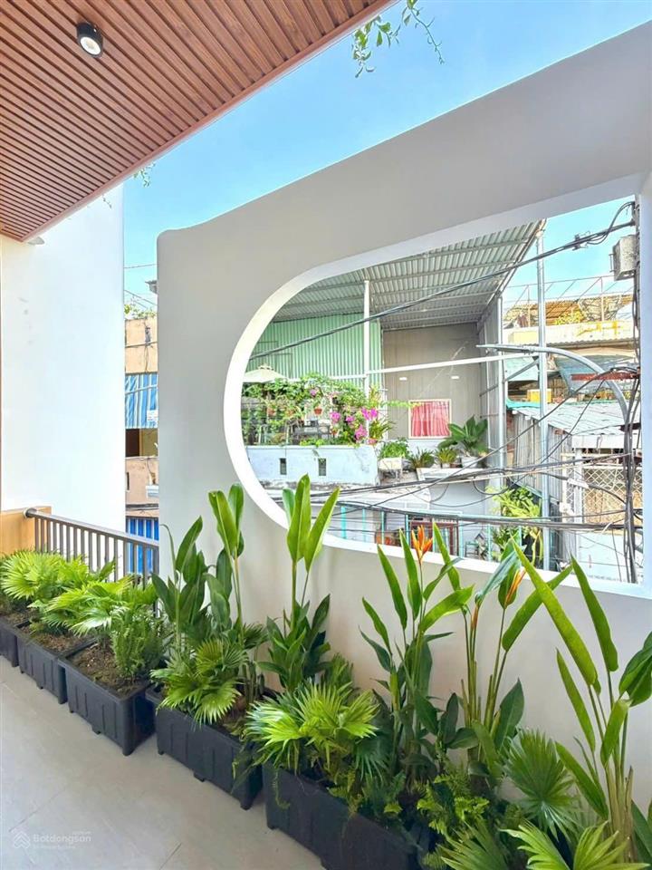 Bán nhanh nhà 3 tầng xây mới, thiết kế hiện đại, đủ tiện ích, có giếng trời, sân phơi, giá tốt