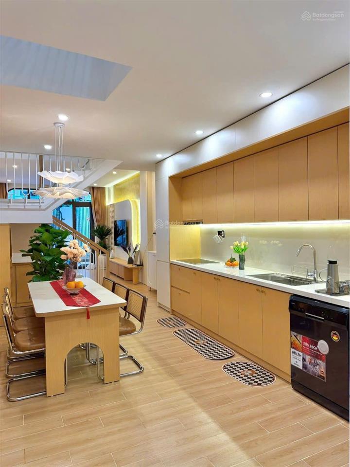 Bán nhanh nhà 3 tầng xây mới, thiết kế hiện đại, đủ tiện ích, có giếng trời, sân phơi, giá tốt
