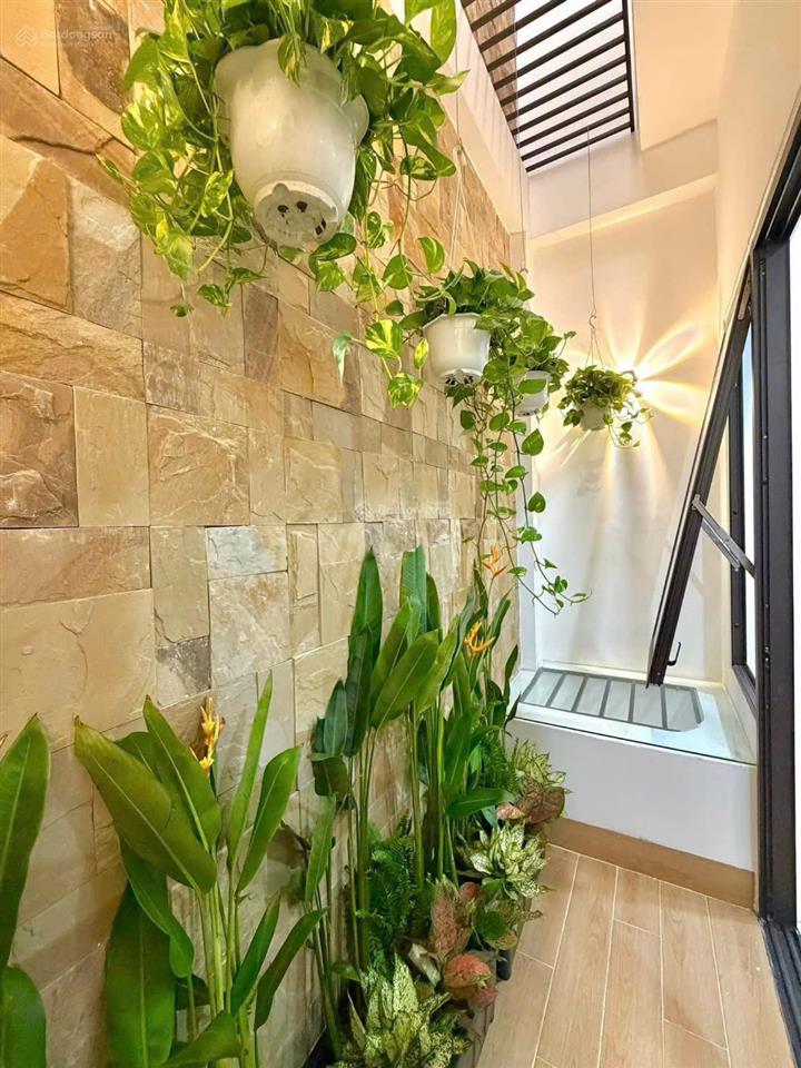 Bán nhanh nhà 3 tầng xây mới, thiết kế hiện đại, đủ tiện ích, có giếng trời, sân phơi, giá tốt