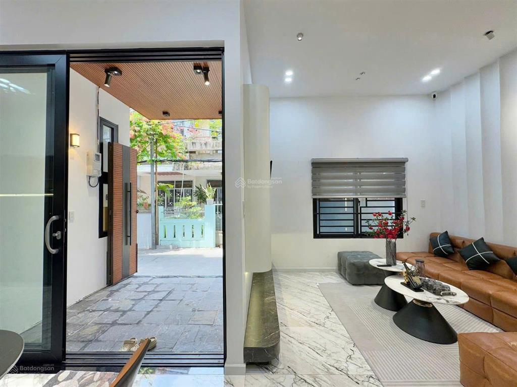 Bán gấp nhà 3 tầng trung tâm tp, nở hậu, nội thất cao cấp, nhà đang cho thuê 21tr/th, đủ công năng