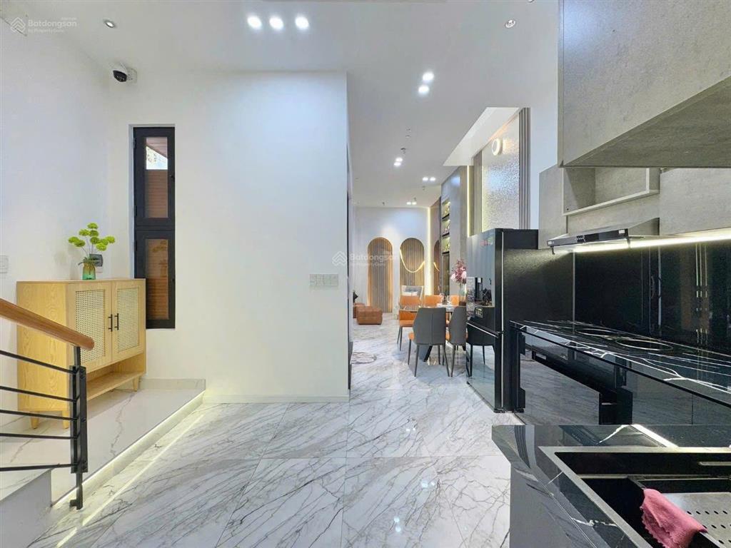 Bán gấp nhà 3 tầng trung tâm tp, nở hậu, nội thất cao cấp, nhà đang cho thuê 21tr/th, đủ công năng