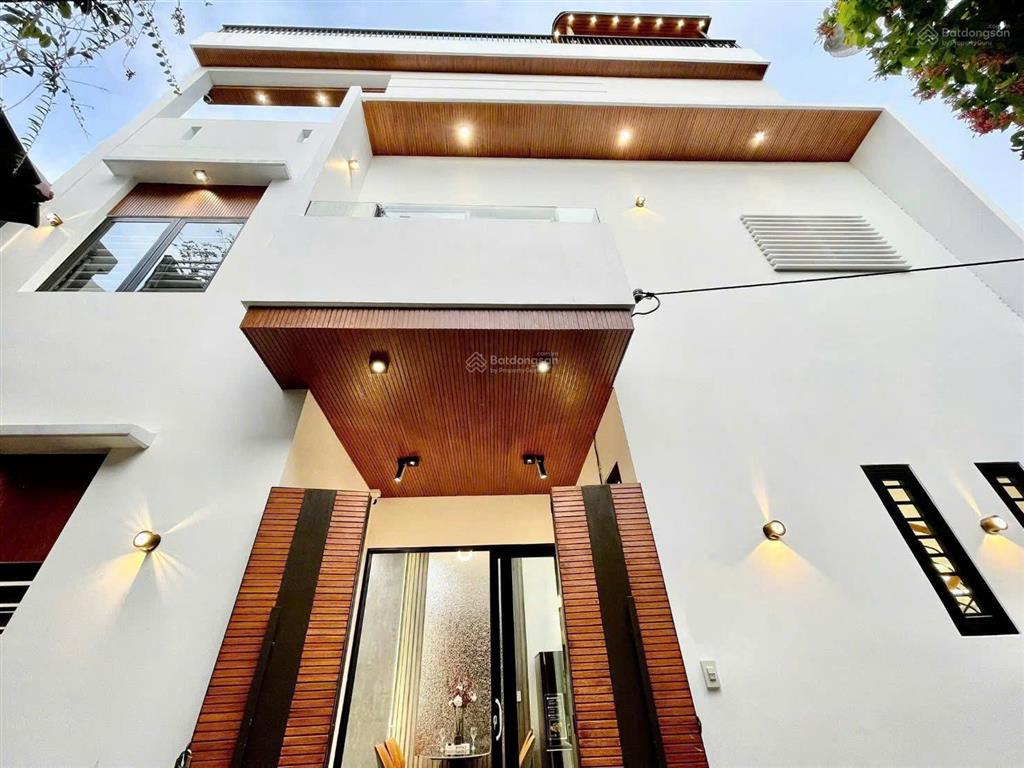 Bán gấp nhà 3 tầng trung tâm tp, nở hậu, nội thất cao cấp, nhà đang cho thuê 21tr/th, đủ công năng