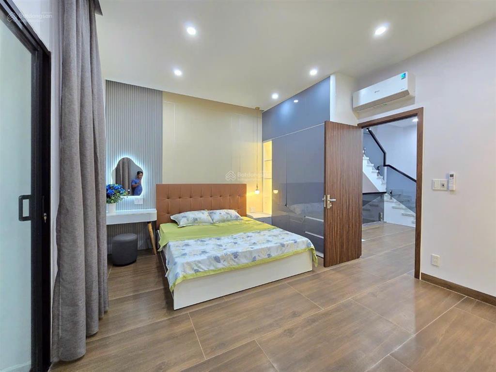 Bán nhanh nhà 3 tầng xây mới 100%, gần biển, khu dân cư văn minh, đủ tiện ích, thiết kế hiện đại